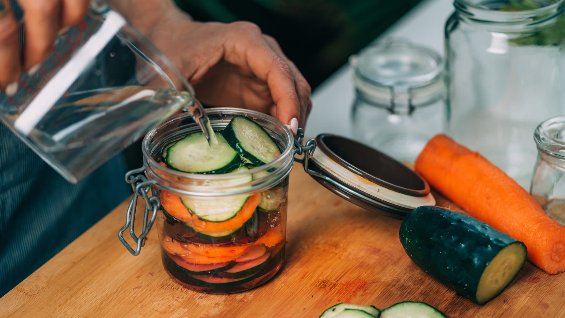 Ruhige Mahlzeit mit Gemüse und fermentierten Beilagen — Sinnbild für Darmgesundheit und Wohlbefinden